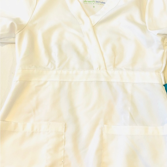 White scrub top Small - Picture 2 of 3